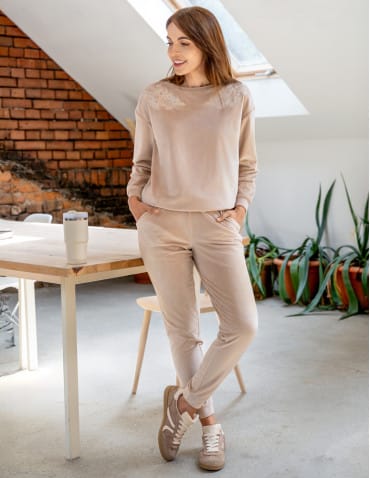 Bluzy damskie - Bluza damska welurowa bez kaptura z haftem BEŻOWY - produkt 4