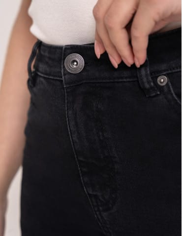 Jeansy - Damskie spodnie jeansowe mom fit CZARNY - produkt 9