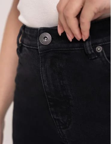 Damskie spodnie jeansowe mom fit - CZARNY  - produkt 2