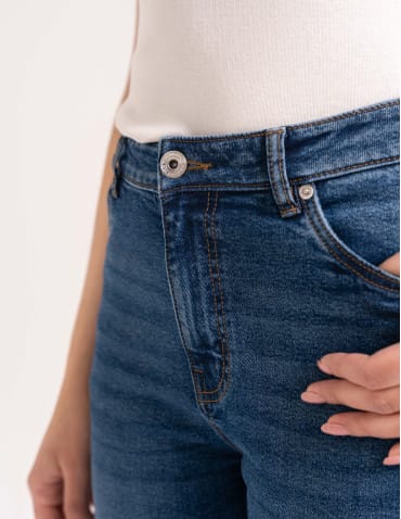 Jeansy - Damskie spodnie jeansowe mom fit NIEBIESKI - produkt 8