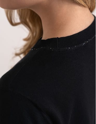 Swetry - Wiskozowy sweter damski z cekinowym dekoltem CZARNY - produkt 5