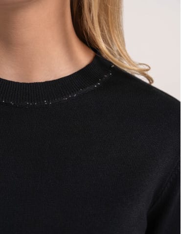 Swetry - Wiskozowy sweter damski z cekinowym dekoltem CZARNY - produkt 6
