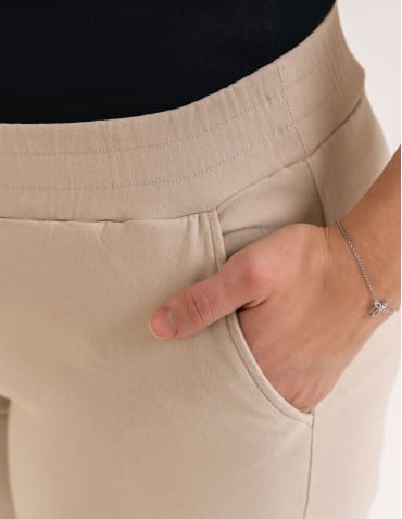 Nowości - Spodnie damskie capri z kieszeniami i wygodnym pasem BEŻOWY - produkt 6