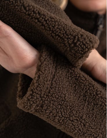 Kurtki damskie - Bluza polarowa damska sherpa baranek o kroju boxy ze stójką i kieszeniami BRĄZOWY - produkt 8