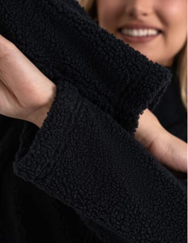 Kurtki damskie - Bluza polarowa damska sherpa baranek o kroju boxy ze stójką i kieszeniami CZARNY - produkt 2
