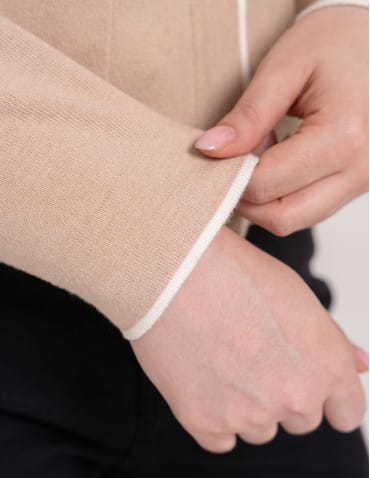 KARDIGANY - Sweter damski rozpinany ze złotymi guzikami krótki kardigan z wiskozy BEŻOWY - produkt 4