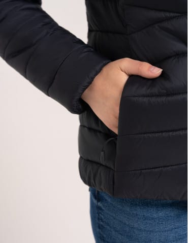 Kurtki damskie - Kurtka damska przejściowa pikowana Slim Fit z kapturem CZARNY - produkt 5