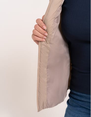 Kurtki damskie - Kurtka damska przejściowa pikowana Slim Fit z kapturem BEŻOWY - produkt 7