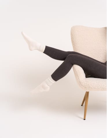 Legginsy ocieplane - Damskie legginsy modelujące z wysokim stanem i wiskozą w prążek BRĄZOWY - produkt 10