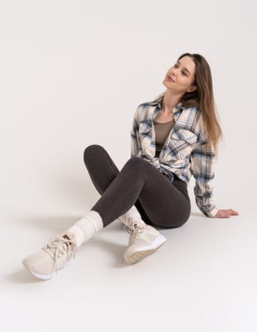 Legginsy ocieplane - Damskie legginsy modelujące z wysokim stanem i wiskozą w prążek BRĄZOWY - produkt 7