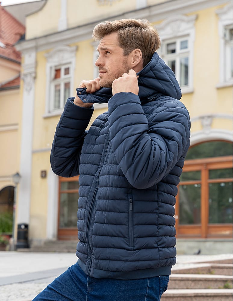 Kurtki i kamizelki - Męska kurtka pikowana z odpinanym kapturem GRANATOWY  - produkt moraj.pl 2