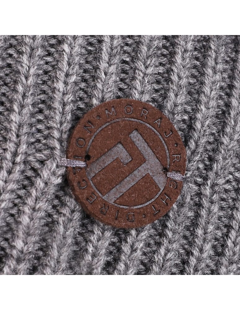 Czapki przejściowe - Prążkowana czapka damska beanie z ozdobną naszywką SZARY  - produkt moraj.pl 2