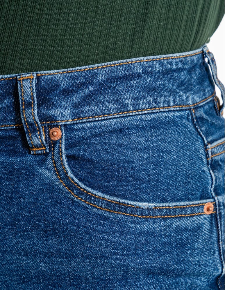 Jeansy - Damskie spodnie jeansowe mom fit JASNY NIEBIESKI - produkt moraj.pl 15