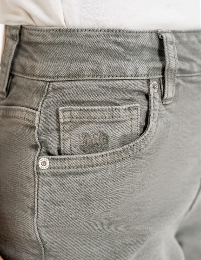 Jeansy - Damskie spodnie jeansowe mom fit JASNY ZIELONY - produkt moraj.pl 9