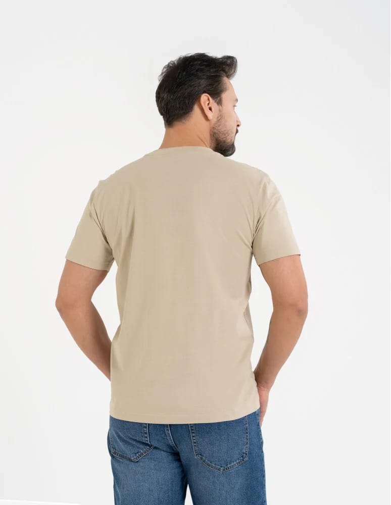 Koszulki z krótkim rękawem - T-shirt męski bawełniany regularny krój z gumową naszywką BEŻOWY - produkt moraj.pl 3