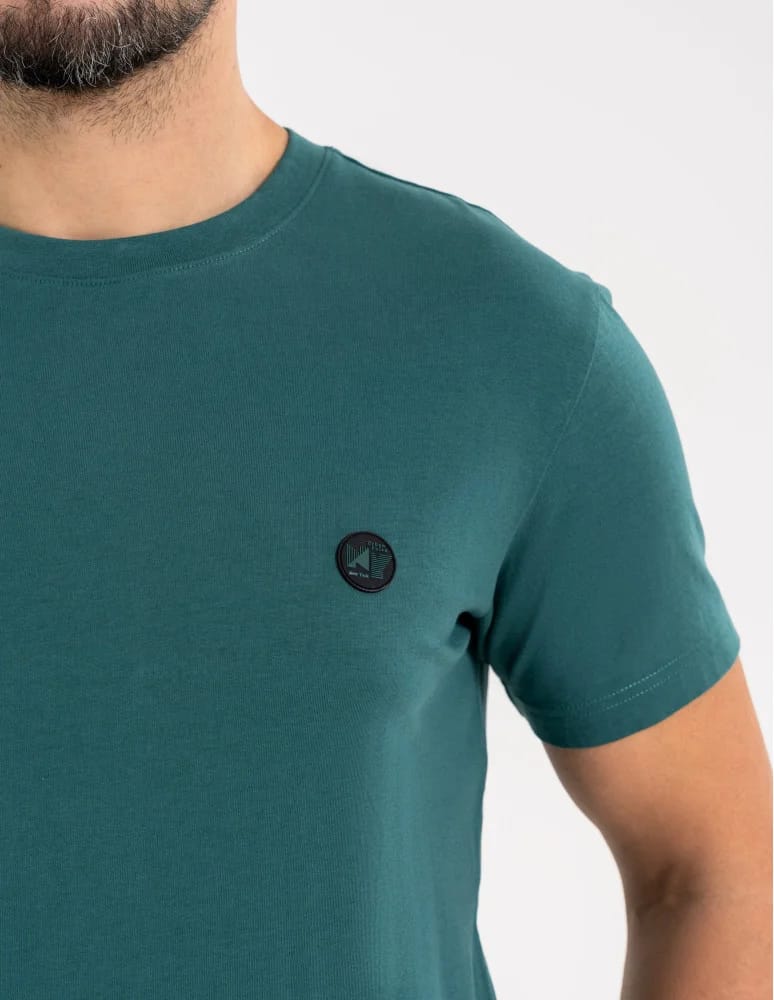 Koszulki z krótkim rękawem - T-shirt męski bawełniany regularny krój z gumową naszywką CIEMNY ZIELONY - produkt moraj.pl 2