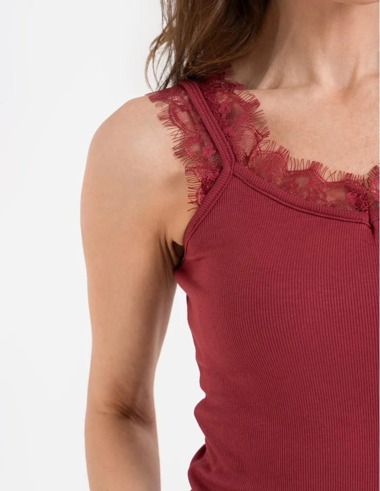 Koszulki i T-shirty - Koronkowy damski top na ramiączkach z prążkowanej wiskozy CZERWONY  - produkt moraj.pl 7
