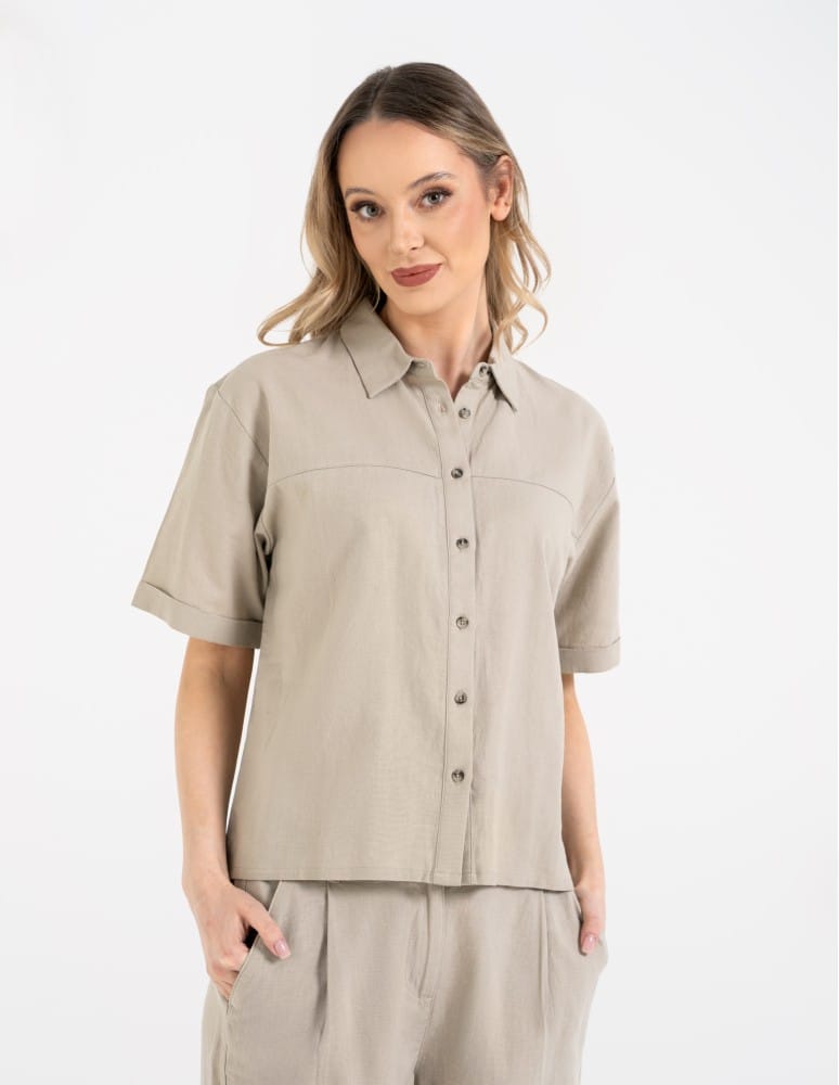 Koszule - Koszula damska casual elegancka z lnu i wiskozy i krótkim rękawem ZIELONY - produkt moraj.pl 1