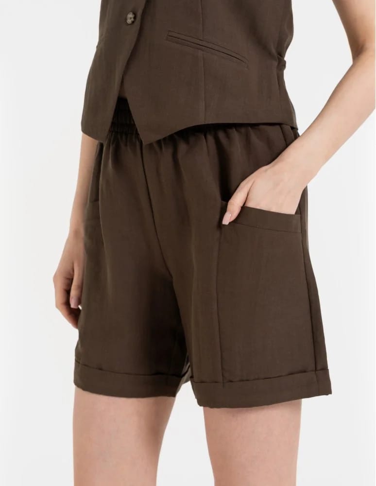 Szorty materiałowe - Spodenki damskie casual szorty z wysokim stanem i kieszeniami CIEMNY BRĄZ - produkt moraj.pl 2