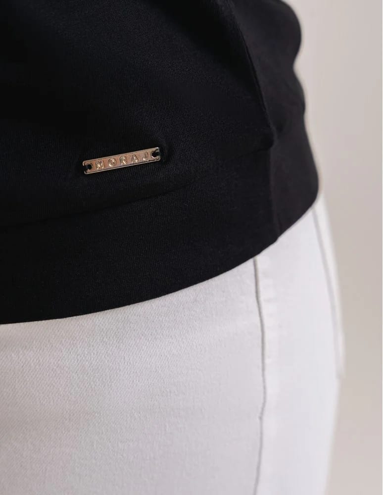 Bluzki z krótkim rękawem - Bluzka damska z domieszką modalu i dekoltem V Plus Size CZARNY - produkt moraj.pl 5