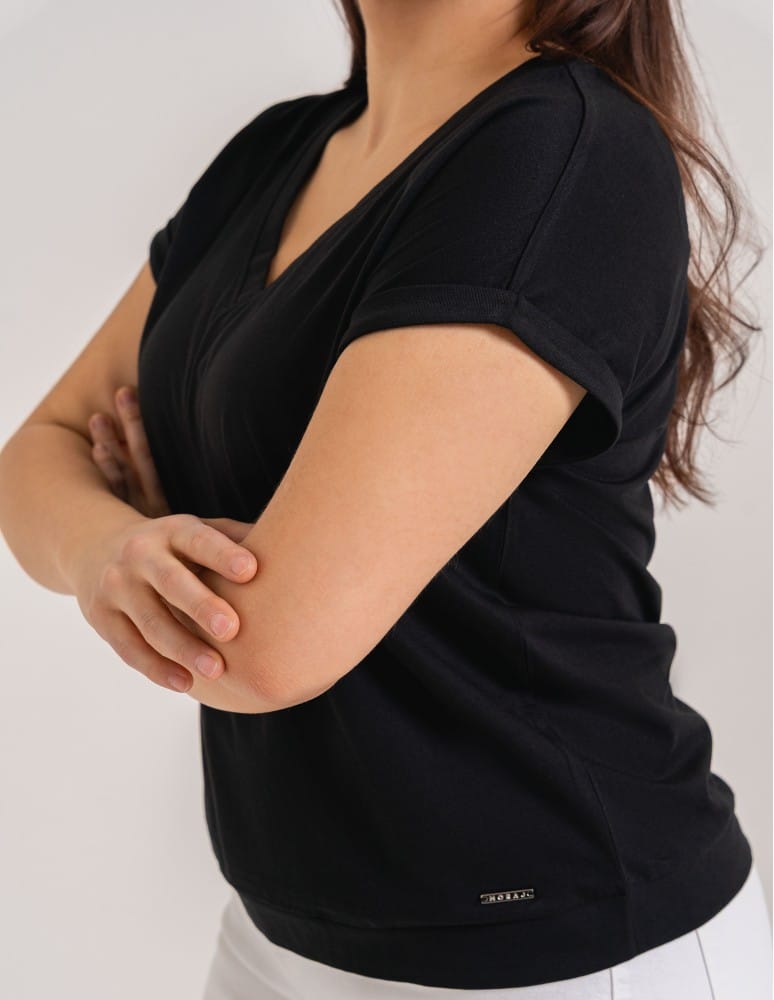 Bluzki z krótkim rękawem - Bluzka damska z domieszką modalu i dekoltem V Plus Size CZARNY  - produkt moraj.pl 6