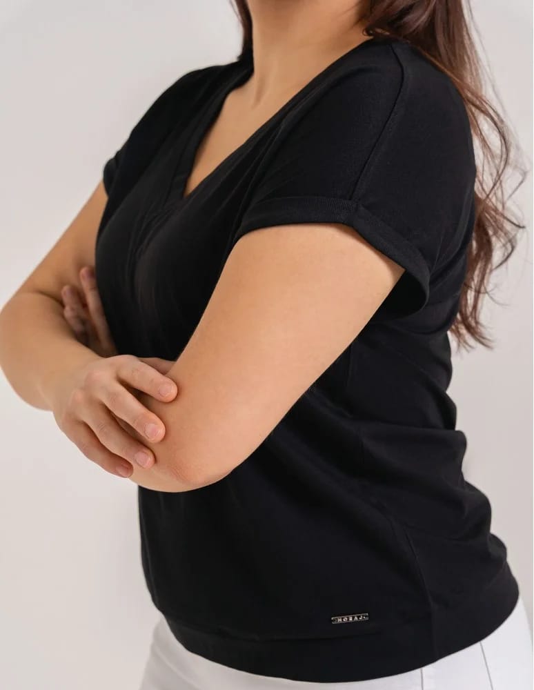 Bluzki z krótkim rękawem - Bluzka damska z domieszką modalu i dekoltem V Plus Size CZARNY - produkt moraj.pl 6
