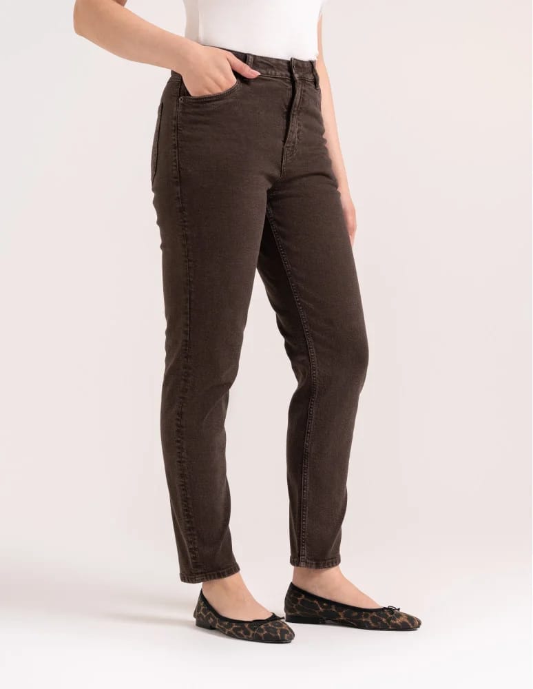 Jeansy - Damskie spodnie jeansowe mom fit BRĄZOWY  - produkt moraj.pl 4
