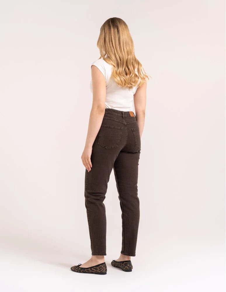 Jeansy - Damskie spodnie jeansowe mom fit BRĄZOWY  - produkt moraj.pl 7