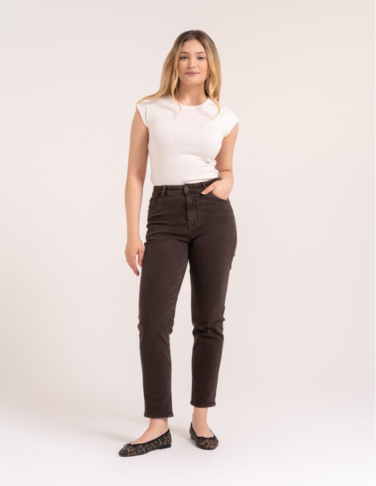 Jeansy - Damskie spodnie jeansowe mom fit BRĄZOWY - produkt moraj.pl 1