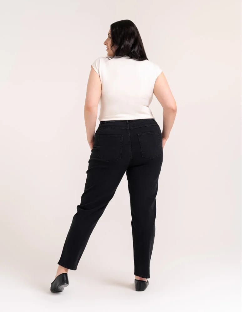 Jeansy - Damskie spodnie jeansowe mom fit CZARNY - produkt moraj.pl 13
