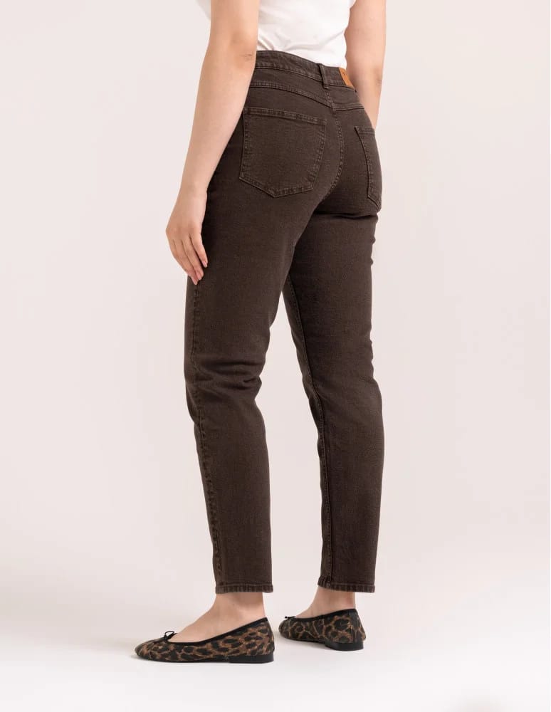 Jeansy - Damskie spodnie jeansowe mom fit BRĄZOWY  - produkt moraj.pl 8