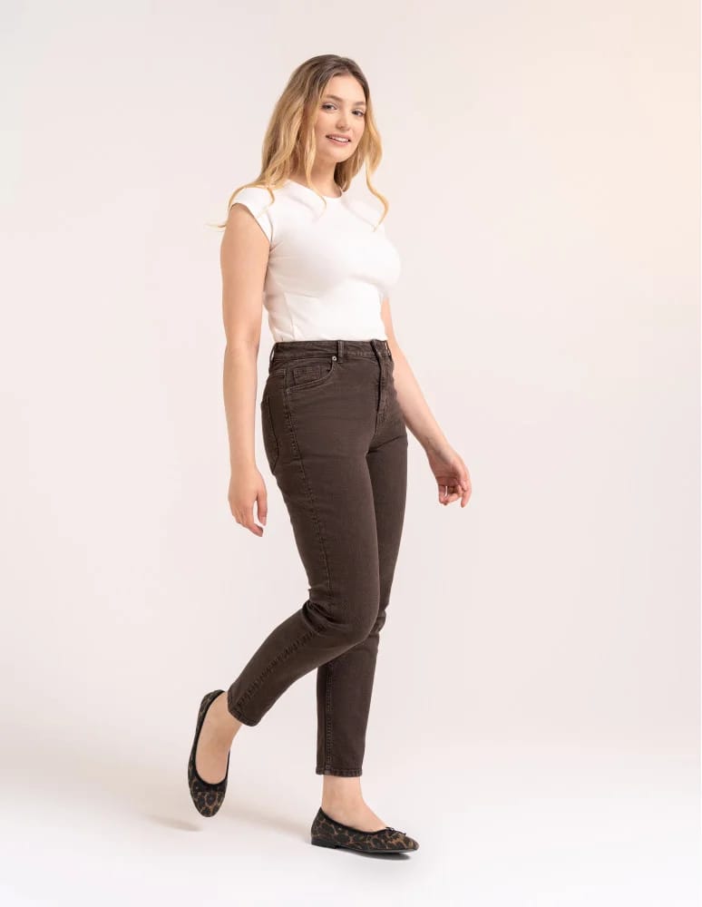 Jeansy - Damskie spodnie jeansowe mom fit BRĄZOWY  - produkt moraj.pl 3