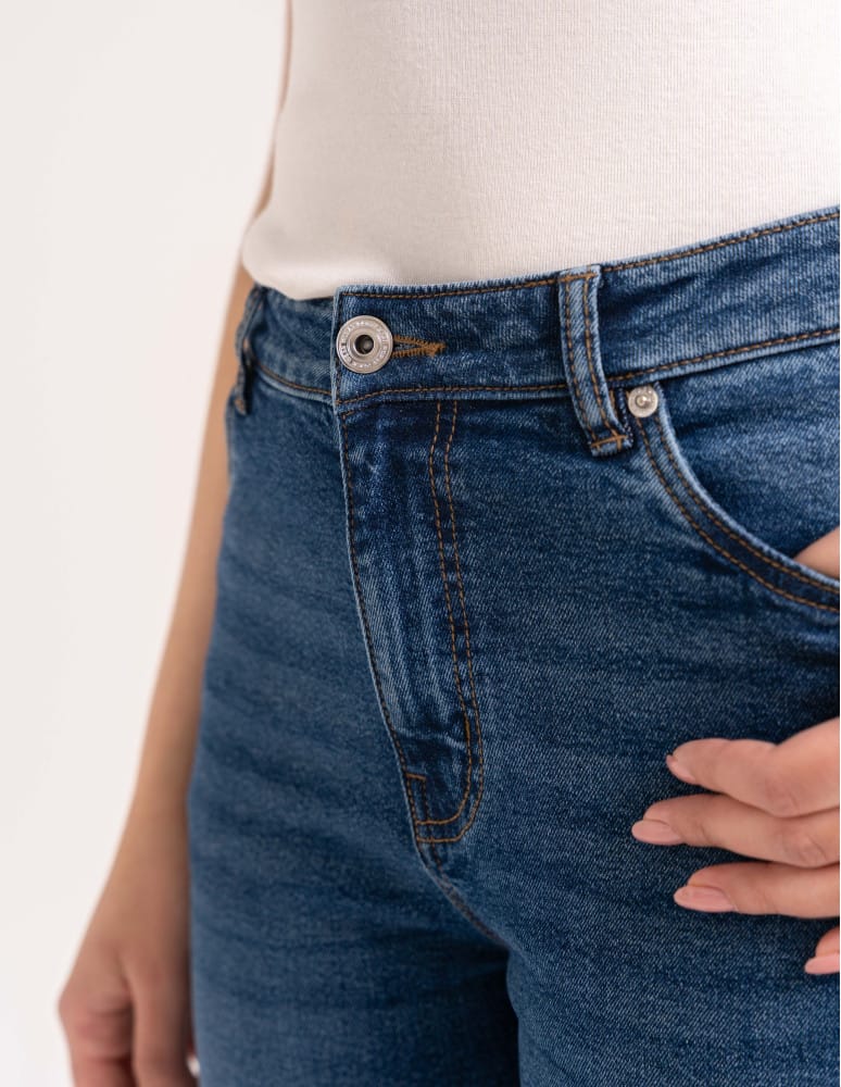 Jeansy - Damskie spodnie jeansowe mom fit JASNY NIEBIESKI   - produkt moraj.pl 8