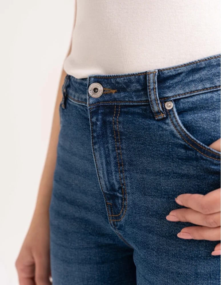 Jeansy - Damskie spodnie jeansowe mom fit NIEBIESKI - produkt moraj.pl 8