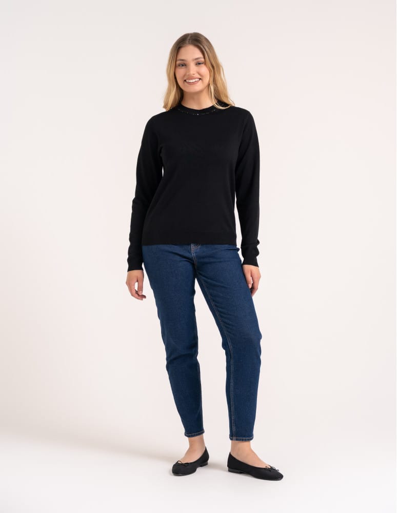 Swetry - Wiskozowy sweter damski z cekinowym dekoltem CZARNY  - produkt moraj.pl 3