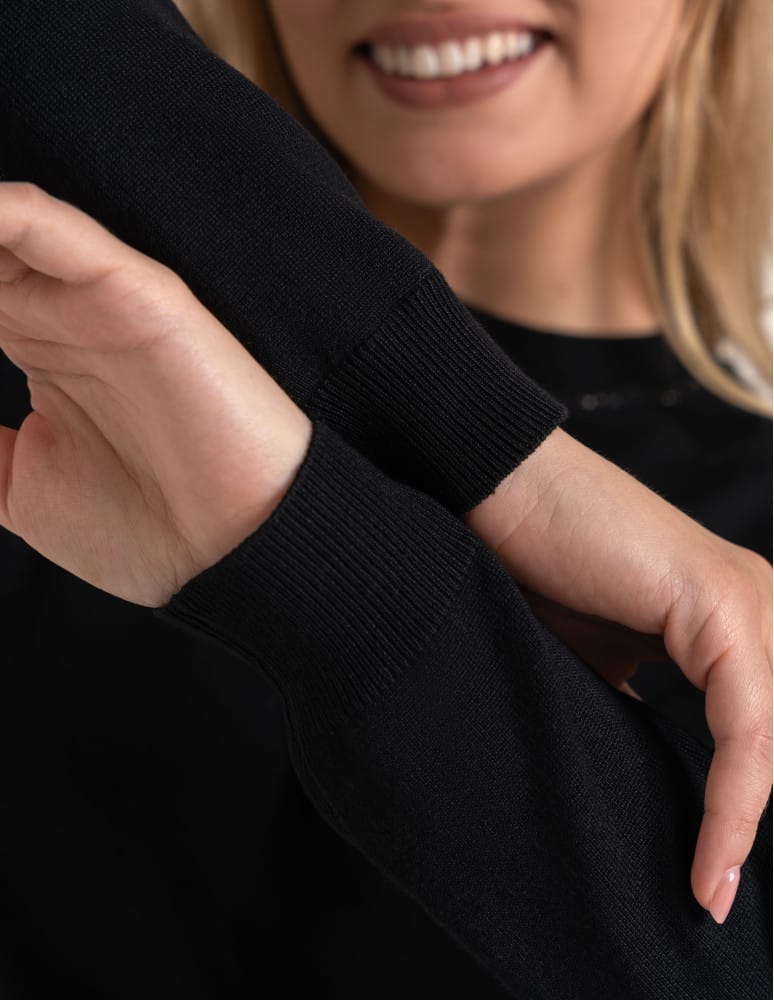 Swetry - Wiskozowy sweter damski z cekinowym dekoltem CZARNY  - produkt moraj.pl 2