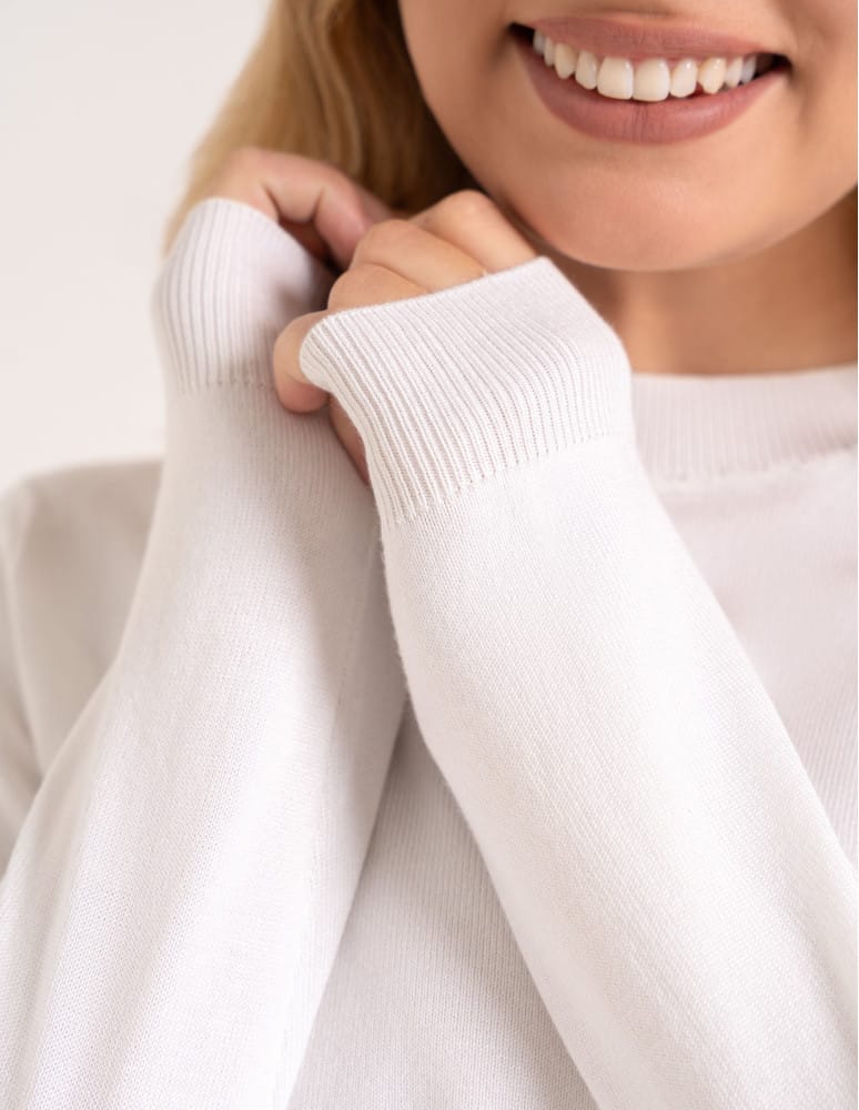 Swetry - Wiskozowy sweter damski z cekinowym dekoltem BIAŁY  - produkt moraj.pl 2