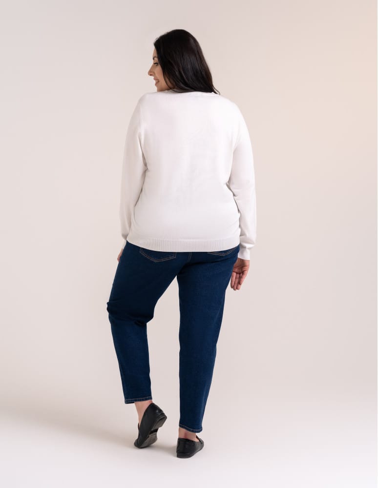 Swetry - Wiskozowy sweter damski z cekinowym dekoltem BIAŁY  - produkt moraj.pl 6