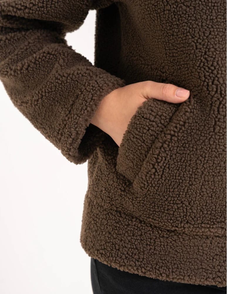 Kurtki damskie - Bluza polarowa damska sherpa baranek o kroju boxy ze stójką i kieszeniami BRĄZOWY - produkt moraj.pl 2