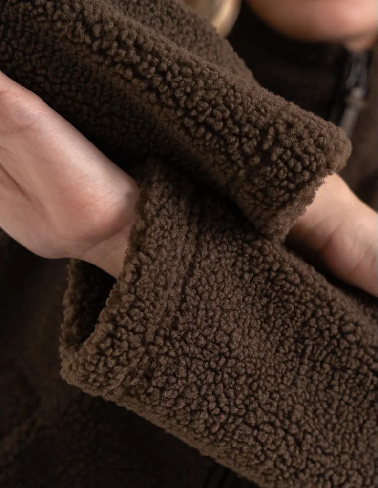Kurtki damskie - Bluza polarowa damska sherpa baranek o kroju boxy ze stójką i kieszeniami BRĄZOWY - produkt moraj.pl 8
