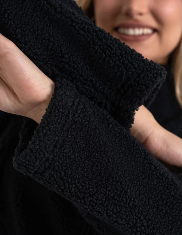 Kurtki damskie - Bluza polarowa damska sherpa baranek o kroju boxy ze stójką i kieszeniami CZARNY - produkt moraj.pl 2