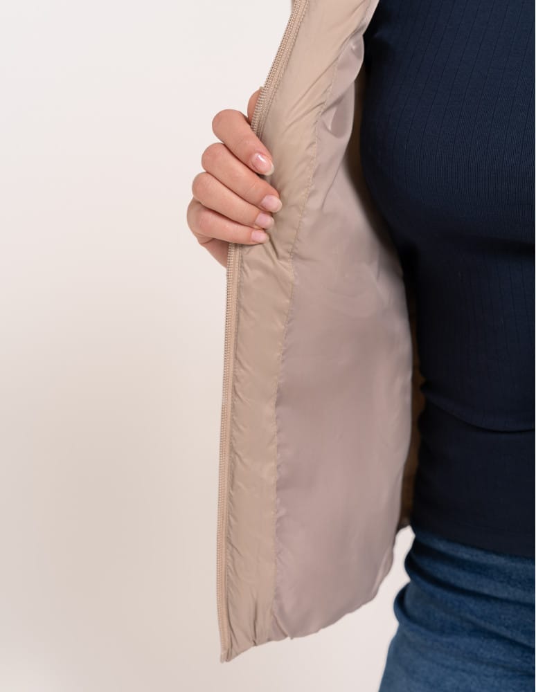 Kurtki damskie - Kurtka damska przejściowa pikowana Slim Fit z kapturem BEŻOWY  - produkt moraj.pl 7