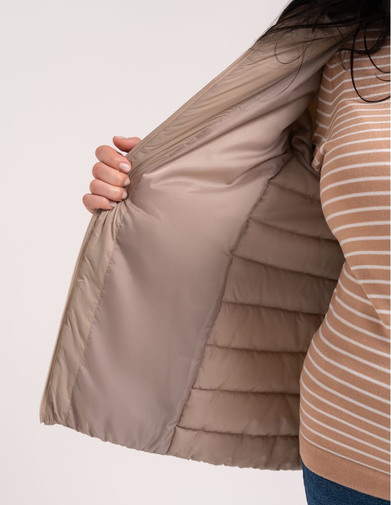 Kurtki damskie - Kurtka damska przejściowa pikowana Slim Fit z kapturem BEŻOWY  - produkt moraj.pl 14