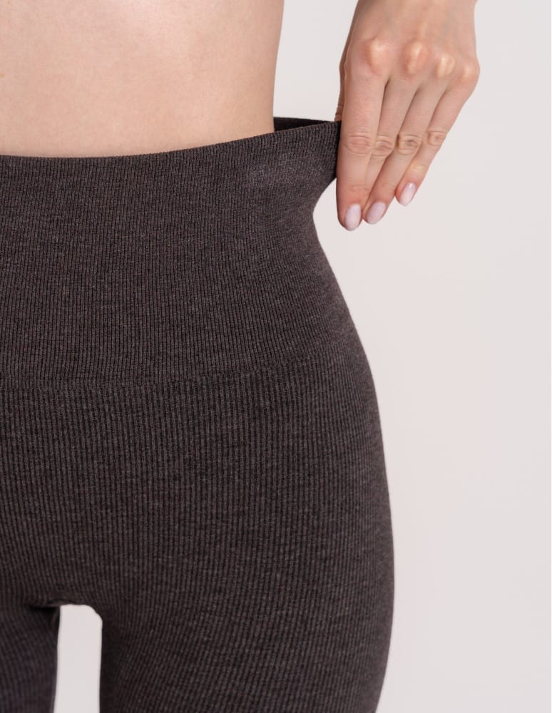 Legginsy ocieplane - Damskie legginsy modelujące z wysokim stanem i wiskozą w prążek BRĄZOWY  - produkt moraj.pl 2