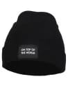 Czapka damska przejściowa beanie z wiskozy z naszywką CZARNY