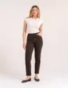 Damskie spodnie jeansowe mom fit BRĄZOWY