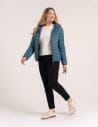 Kurtka damska przejściowa pikowana Slim Fit z kapturem NIEBIESKI