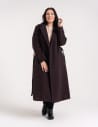 Płaszcz damski elegancki z rozcięciem z tyłu taliowany casual BRĄZOWY
