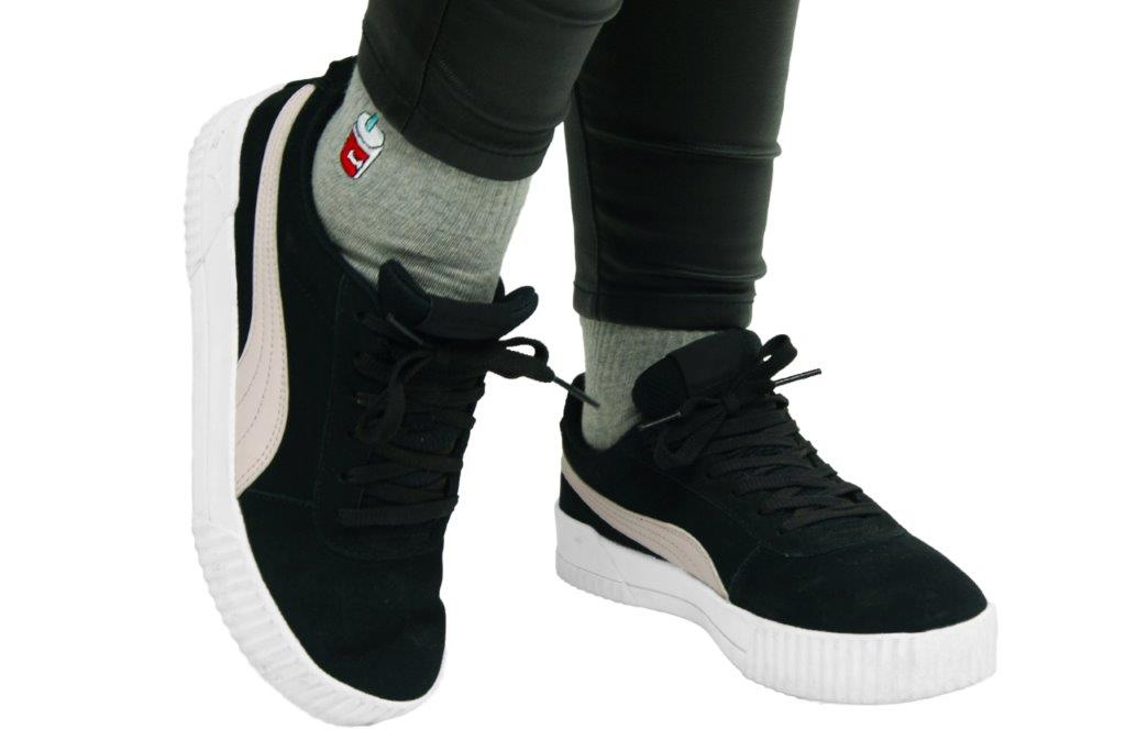 klasyczny look, sportowe buty z minimalistycznymi skarpetkami