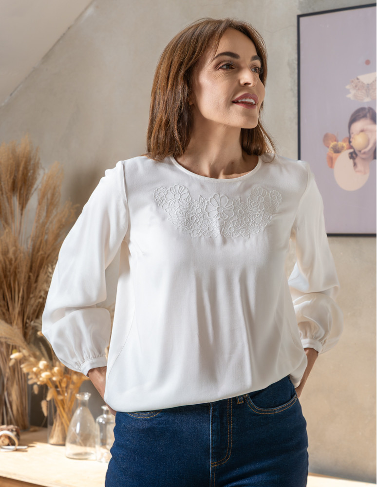 Bluzka damska z długim rękawem i subtelnym haftem (Kolor: BIAŁY - Rozmiar: 2XL)